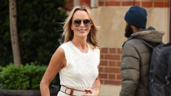 Amanda Holden bikinisiyle kamera karşısına geçti, gören 52’lik diyemedi! 18’lere hala taş çıkartır: “Bizi resmen büyüledin…”