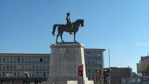  Ankara’daki Gazi Mustafa Kemal Atatürk’ün heykelinin gizemi çözüldü: Tüm Türkiye toprak taşımıştı! Bakın Kıbrıs’taki Türkler ne getirmiş?