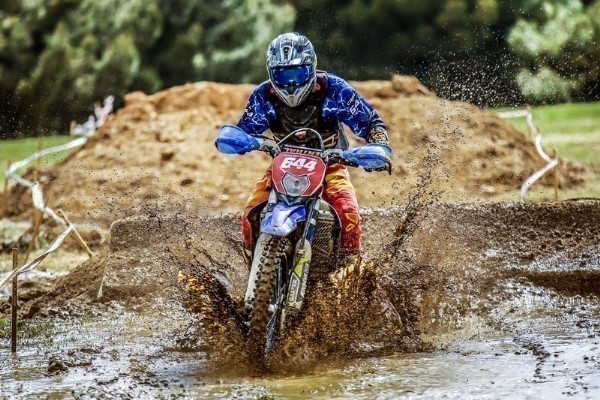  Ankaralı Gençler Taha Can Çataloğlu ve Kayra Yurtsever'den Süper Enduro'da Uluslararası Başarı