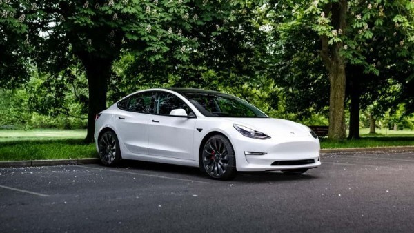 Tesla Model 3 Sürprizi: Türkiye Piyasasına Giriş Sinyali mi? İşet Tesla Model 3 Modelin Özellikleri ve Türkiye Fiyatı...