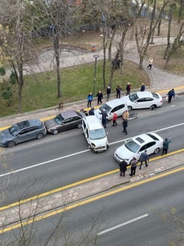  Ankara'da kadın sürücü park halindeki 4 aracı biçti!