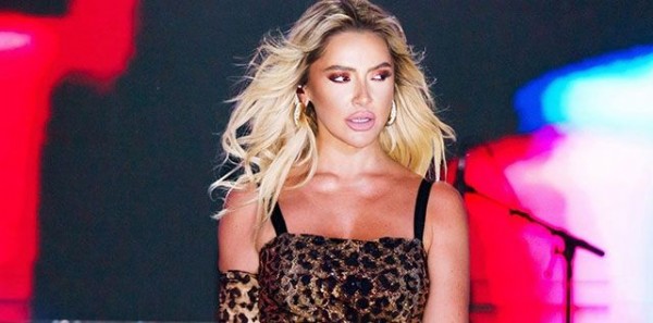  Hadise’yi hiç böyle görmediniz: Sahneye tepeden tırnağa leoparla çıktı, gören ne gördüğünü anlamadı! “Gözüm kanadı resmen…”