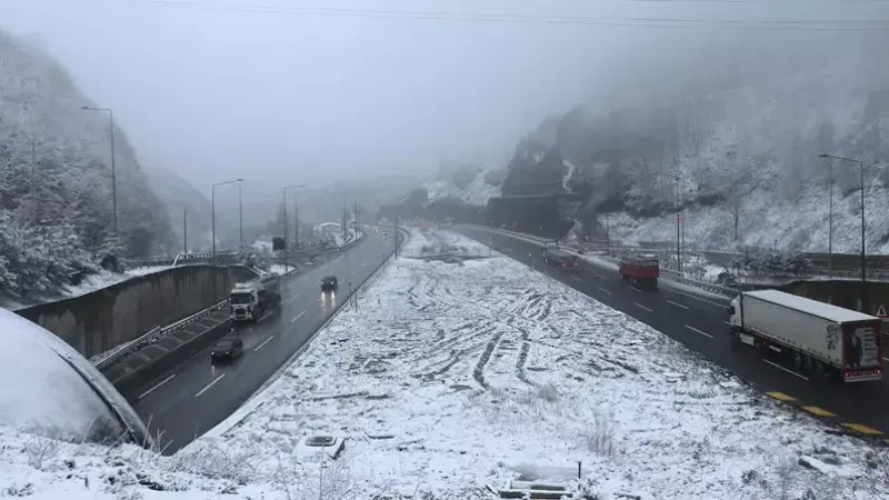  Ankara'da yoğun kar yağışı başladı: İstanbul Ankara Otoyolu karla kaplandı!