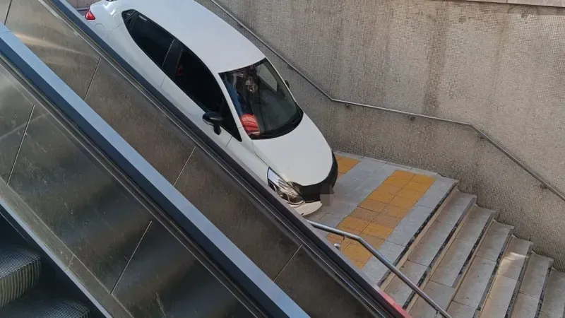 Ankara'da Kontrolden Çıkan Otomobil Metro İstasyonuna Düştü