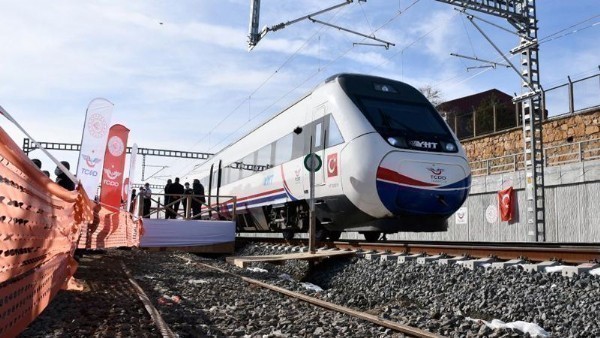 Ankara'da hızlı tren raydan çıktı! yaralılar var