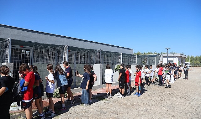 Antalya Büyükşehir Belediyesi Sokak Hayvanları Bakımevi'ne öğrencilerden ziyaret