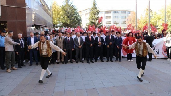 Etimesgutlu öğrencilerden 100'üncü yıl kutlamaları