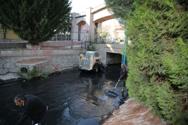  Gölbaşı Belediyesi'nden su kanalı temizliği