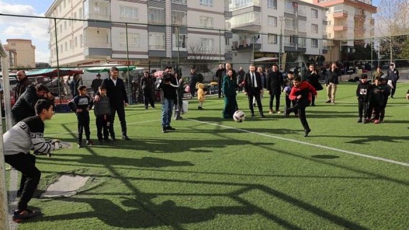  Pursaklar Belediye Başkanı Çetin çocuklarla birlikte yeşil sahaya indi!