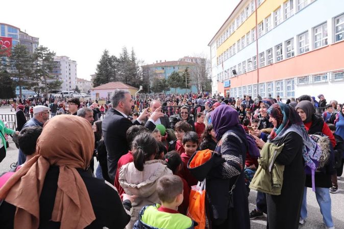  Başkan Ertuğrul Çetin, eğitimdeki katkılarıyla takdir topluyor