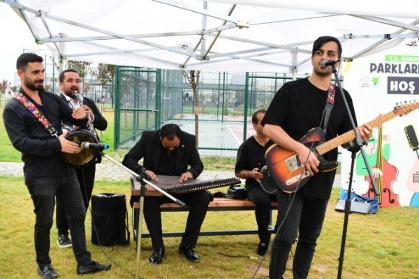  Mamak Parklarında Neşeli Müzikler Çalıyor! Belediye Orkestrası Mini Konserler Veriyor...