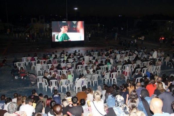  Çankaya'da Ücretsiz Açık Hava Sinema Günleri Başlıyor! Barış Akarsu “Merhaba”, Müstakbel Damat, Kim Bu Aile, The Batman! Çankaya Belediyesi Açık Hava Sineması nerede, hangi günler?,