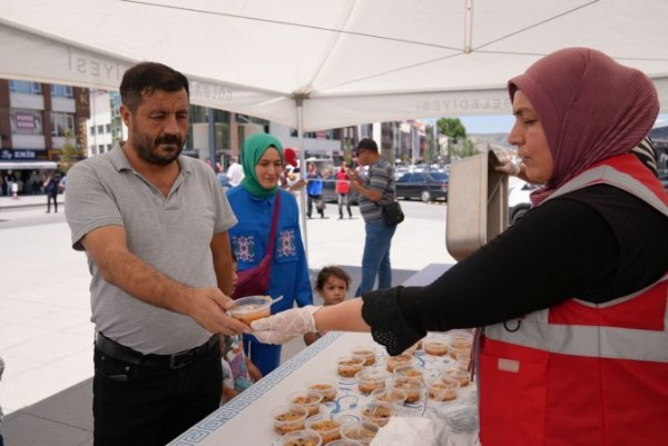  Gölbaşı Belediyesi’nden aşure ikramı!