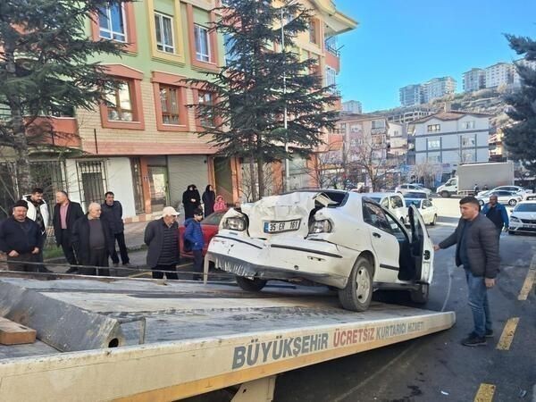 Ankara'da yokuştan kayan asfalt silindiri önüne geçen otomobili ezdi geçti!