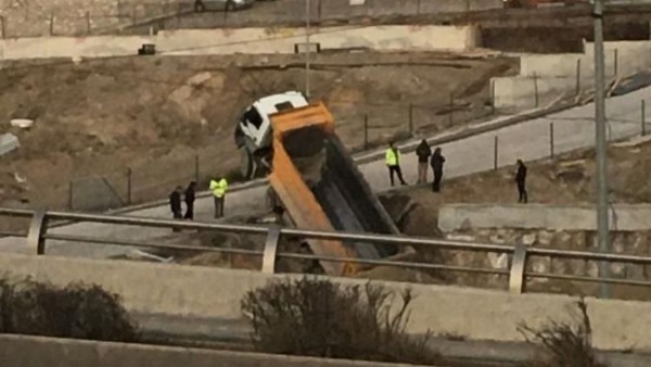  Ankara'da yoldan çıkan hafriyat kamyonu asılı kaldı!