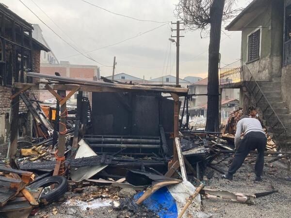 Ankara'da, evsiz vatandaşın kaldığı kulübede çıkan yangın çevredeki dükkanlara sıçradı!