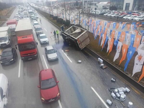 Ankara'da boya yüklü kamyon ile tır çarpıştı!