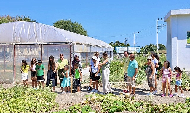  Başkan Denizli, Yerel Tohum Merkezi'nde Özel Gereksinimli Çocuk ve Gençler ile Tohum Ekti