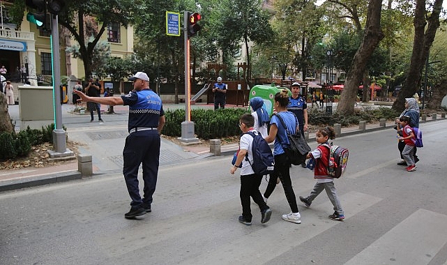  Büyükşehir Zabıtası görevde okul önleri güvende