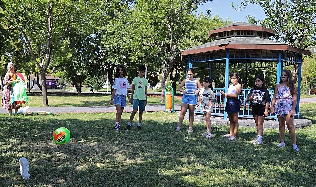  Çankaya Belediyesi, çocukların yaz tatilini keyifli geçirmeleri amacıyla düzenlediği Yaz Dönemi Çocuk Atölyeleri devam ediyor.