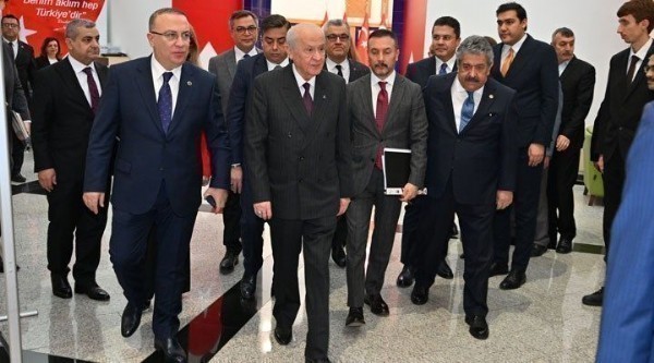 DEVLET BAHÇELİ, DEM PARTİ GRUBU ADINA KONUŞMALAR BAŞLADIĞINDA GENEL KURULU TERK ETTİ: “ANAYASA MAHKEMESİ’NİN YAPMASI GEREKENİ YAPIYORUM BUGÜN”