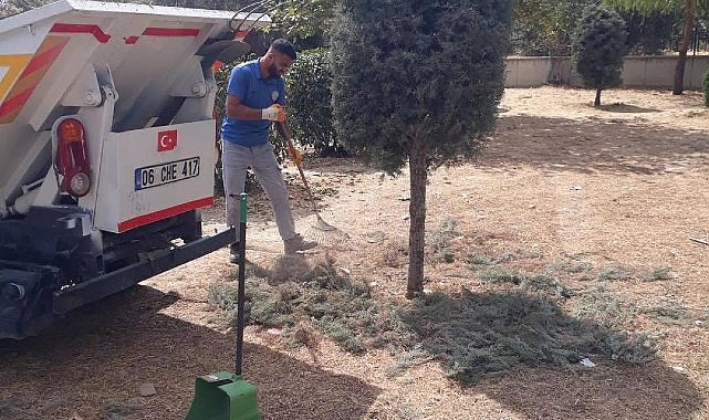 Edremit Belediyesi okul Bahçelerini temizliyor