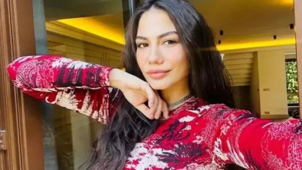  Demet Özdemir'in Reklam Kazancı Dudak Uçuklattı! 15 Saniye İçin Aldığı Ücret Yok Artık Dedirtti... “Parayı Pul Ettiniz!” Sosyal Medya Bunu Konuşuyor... ekrandan ayrı; sosyal medyadan ayrı kazanıyor! Güncel reklam tarifesi dudak uçuklatacak türden