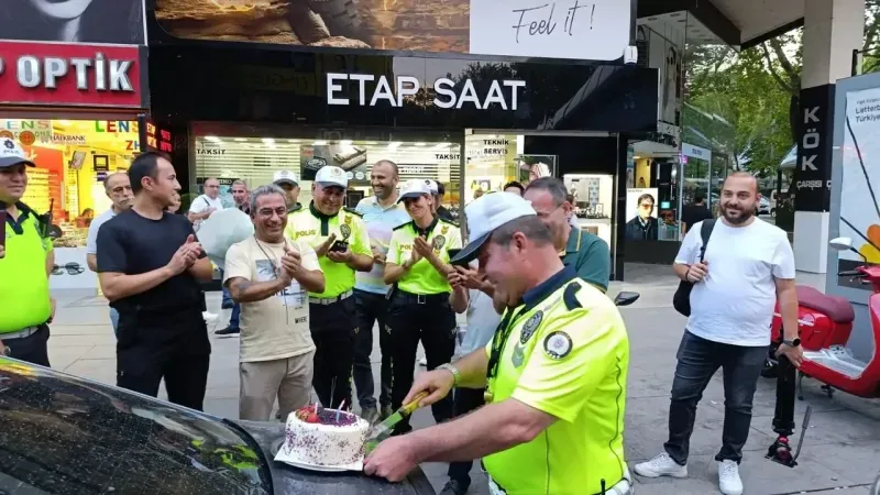 Emekli Olan Polise Pastalı Kutlama