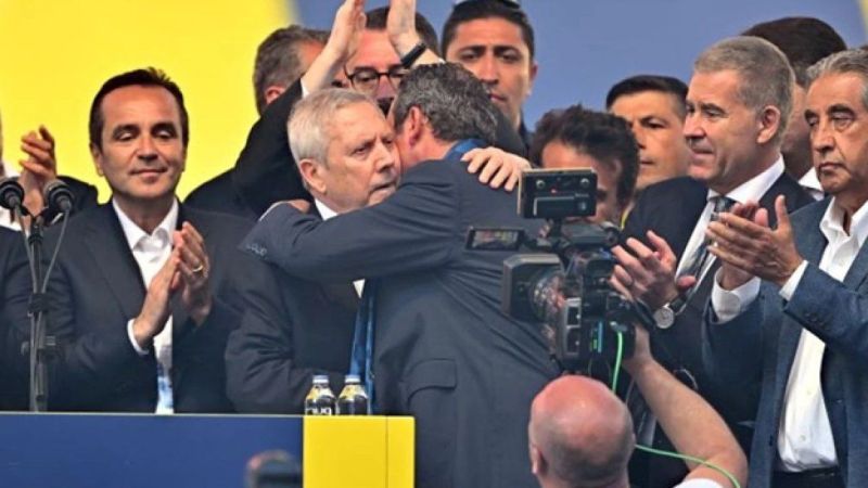  Fenerbahçe'de Tarihi An: Aziz Yıldırım ve Ali Koç Birbirine Sarıldı!