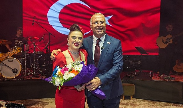  Gaziemir'de Cumhuriyet coşkusu Ceylan Ertem ile yaşandı