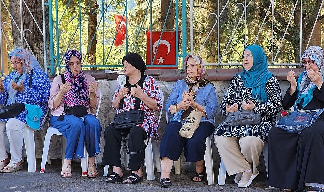 Gölcük Belediyesi, merkez üssü Gölcük olan 17 Ağustos Depreminin 25. yılında deprem şehitleri için mezarları başında anma töreni düzenledi