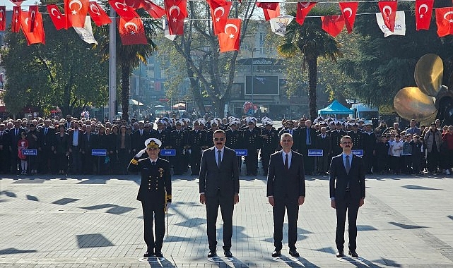  Gölcük'te 29 Ekim Cumhuriyet Bayramı'nın 101. yıldönümü kapsamında Anıtpark'ta Atatürk Anıtı'na çelenk sunma töreni düzenlendi.