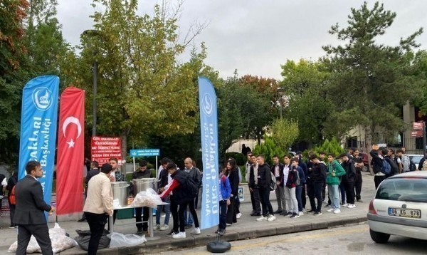  Ankara Ülkü Ocakları'ndan Üniversite Öğrencilerine Çorba İkramı