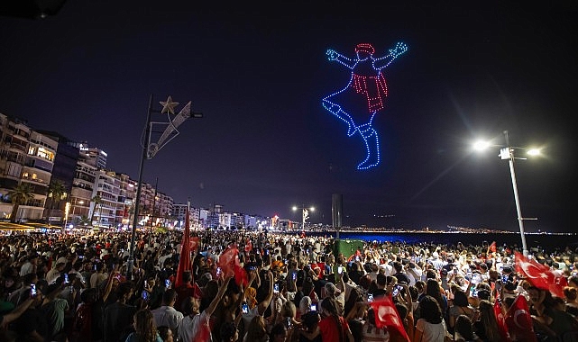  İzmir'de 30 Ağustos coşkusu dron gösterisi ile taçlandı 500 dron Körfez'de görsel şölen yaşattı