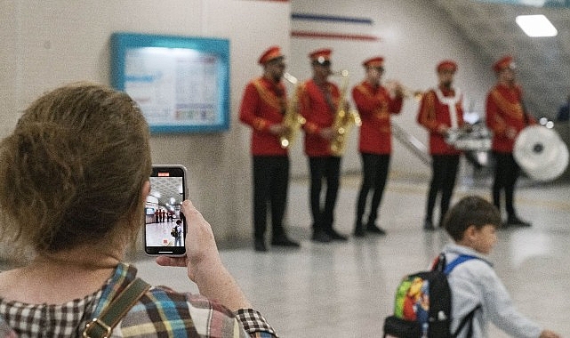  İzmir Metrosu'nda 29 Ekim kutlaması