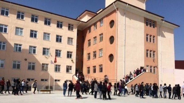 Ankara'da bir lise öğrencisi okulun 4'üncü katından düştü!