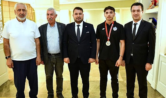 Kahramankazan Belediyespor Halter Takımı sporcusu Berat Ergün, Yıldızlar Türkiye Halter Şampiyonası'nda altın madalya kazandı