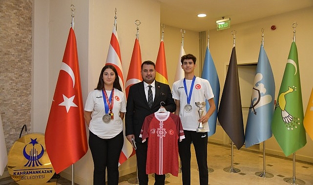 Kahramankazan Belediyespor Kulübü sporcuları, Kahramankazan Belediye Başkanı Selim Çırpanoğlu'nu makamında ziyaret etti.