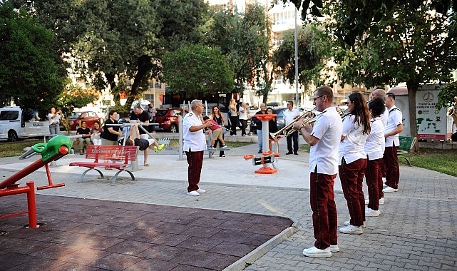  Karşıyaka Belediye Bandosu'ndan coşku dolu sokak konserleri