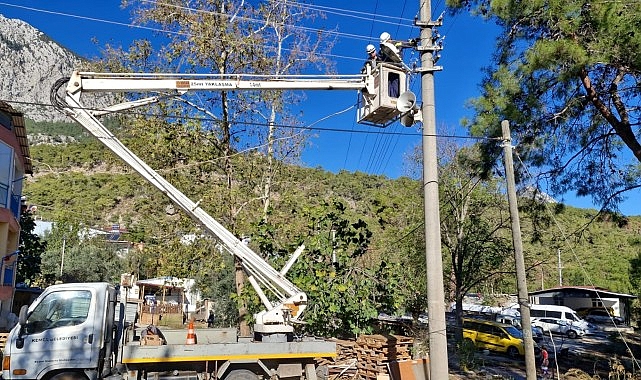 Kemer Belediyesi fırtınanın yaralarını sarıyor