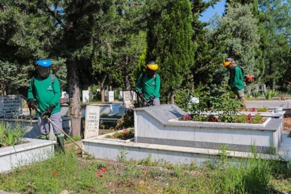  Mezarlıklarda bayram mesaisi