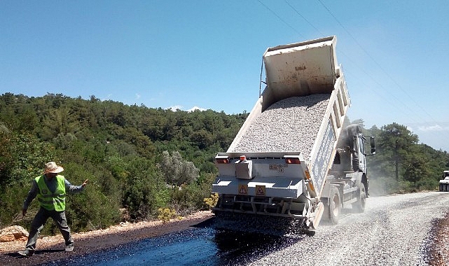  Muğla Büyükşehir Belediyesi 2024 yol programı kapsamında 10 ilçede 184 bin metre yol çalışmasını tamamladı.