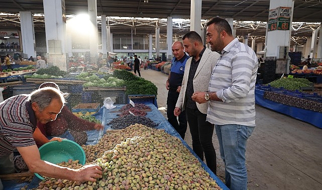  Nevşehir Belediye Başkan Yardımcıları Hasan İler ve Veli Kırşehirli, Pazar esnafı ile bir araya gelerek talep ve önerilerini dinledi