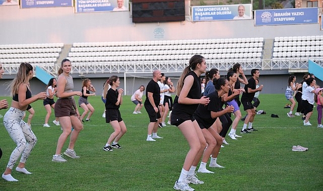  Nilüferliler zumba ile hem eğlendi hem spor yaptı