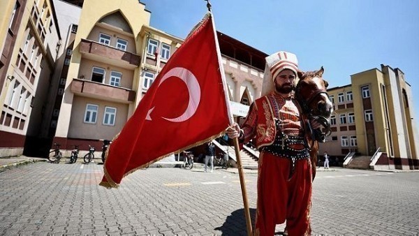  Oy kullanmaya at üzerinde yeniçeri kıyafetiyle geldi