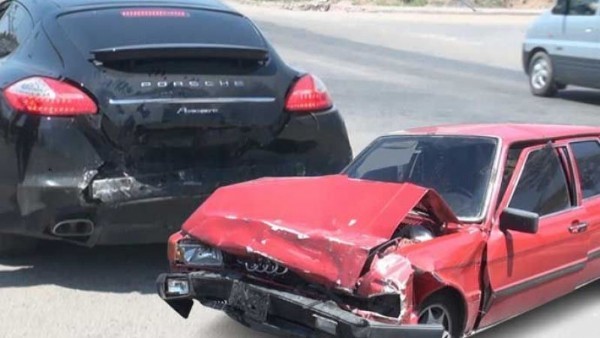  Porsche ile Audi Çarpıştı; Bakın Hangisi Sağlam Çıktı! Hurdaya dönen aracın markası şaşırttı! Yıllardır en sağlamı deniyordu! Meğer kazada…