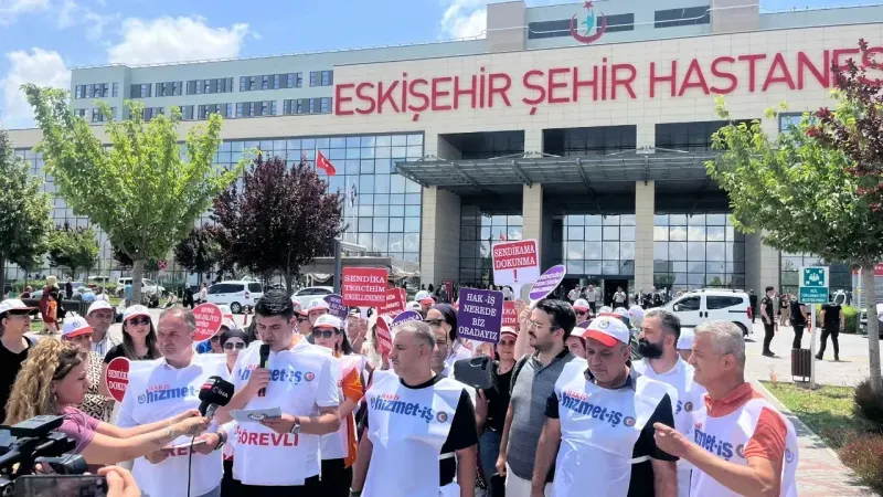 Hizmet-İş Sendikası Eskişehir Şehir Hastanesi Önünde Basın Açıklaması Yaptı