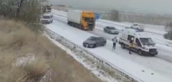 Kar yağışının etkili olduğu Elmadağ'da, 7 araç birbirine girdi!