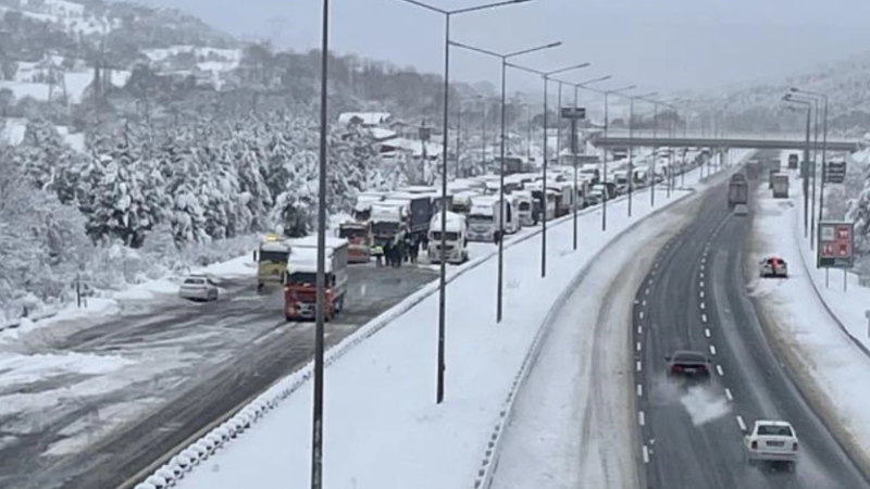 İstanbul-Ankara Otoyolu'nda durum ne? 26 Ocak İstanbul-Ankara Otoyolu kardan kapandı mı?