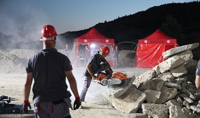 Seferihisar Belediyesi'nden gerçeği aratmayan deprem tatbikatı